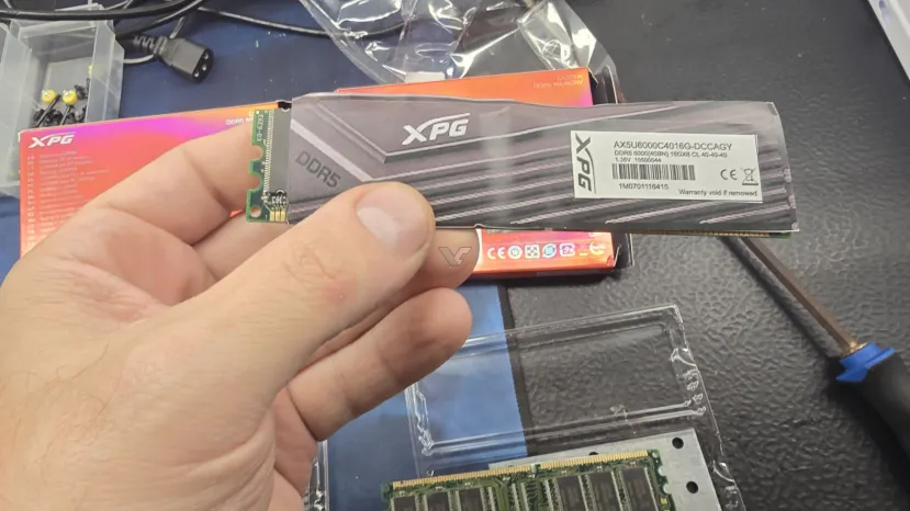 Geeknetic Llegan los primeros timos con la memoria RAM, un usuario pone pegatinas a módulos DDR2 haciéndolos pasar por DDR5 2