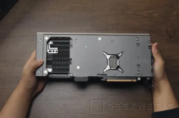 Geeknetic La Sapphire RX 9070 XT Nitro+ Phantom Link aparece en un vídeo desde China y muestra su sistema de alimentación sin cables 1
