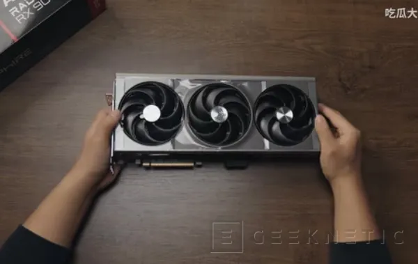 Geeknetic Un canal de vídeo inspecciona la Sapphire RX 9070 XT Nitro+ Aurora Edition y su adaptador Phantom Link antes del CES 2026 1