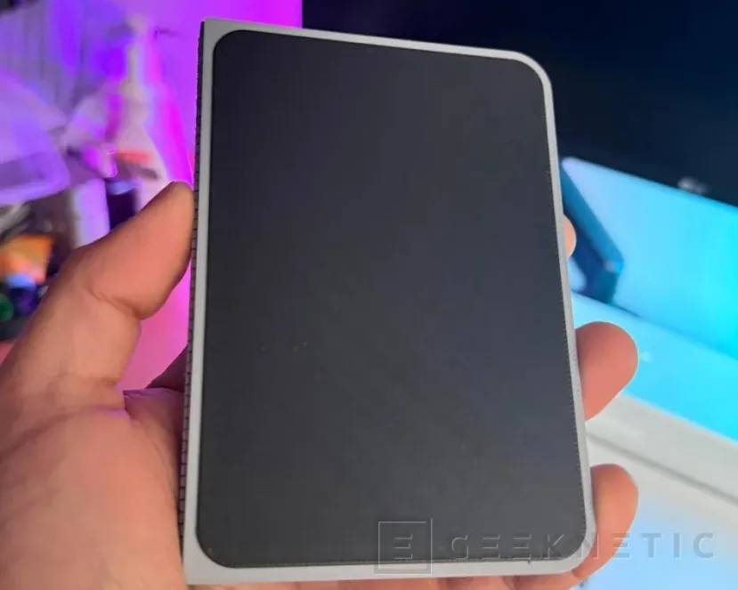 Geeknetic Primero, se filtraron unos CAD del supuesto iPhone plegable. Luego, alguien hizo una maqueta que anticipa su diseño 2