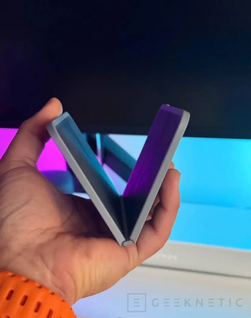 Geeknetic Primero, se filtraron unos CAD del supuesto iPhone plegable. Luego, alguien hizo una maqueta que anticipa su diseño 3