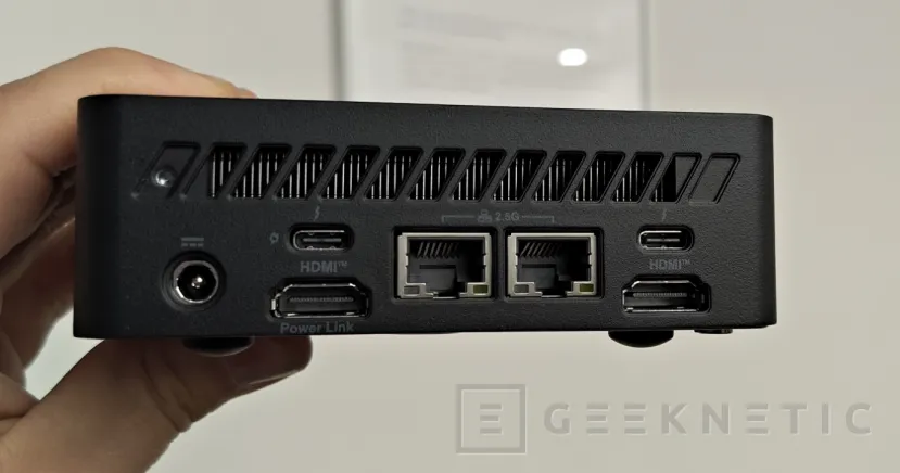 Geeknetic Nuevo Cubi NUC AI+ 3MG. El primer Mini PC de MSI con Intel Panther Lake 4