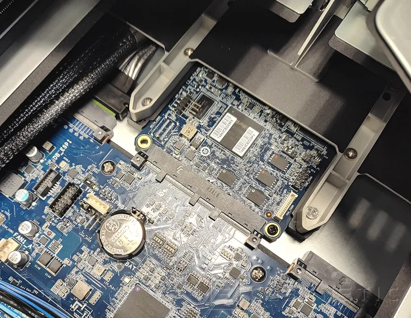 Geeknetic Gigabyte Rack Server R283-Z96-AAE1 15