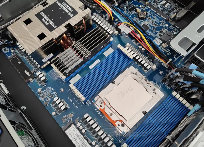 Geeknetic Gigabyte Rack Server R283-Z96-AAE1 9