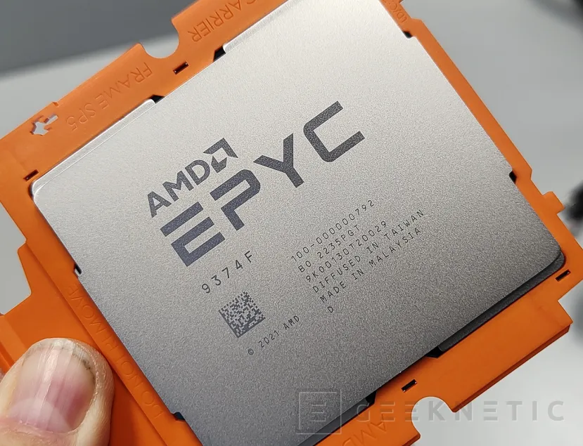 Geeknetic Gigabyte Rack Server R283-Z96-AAE1 7