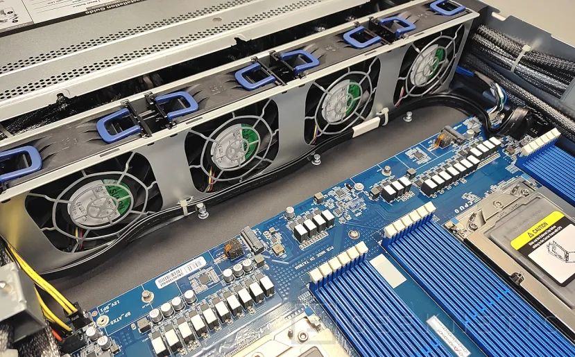 Geeknetic Gigabyte Rack Server R283-Z96-AAE1 25