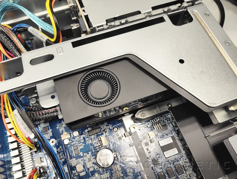 Geeknetic Gigabyte Rack Server R283-Z96-AAE1 12