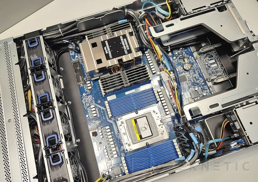 Geeknetic Gigabyte Rack Server R283-Z96-AAE1 1