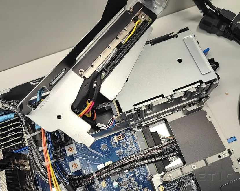 Geeknetic Gigabyte Rack Server R283-Z96-AAE1 13