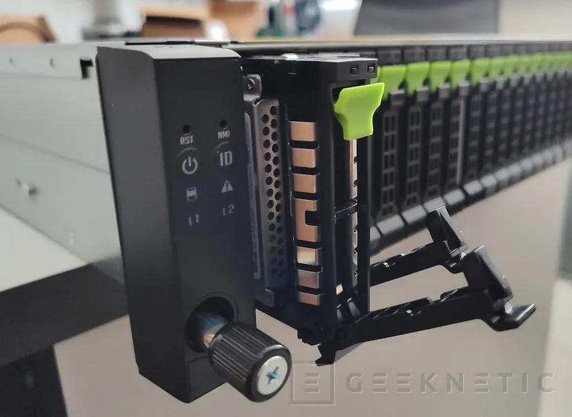 Geeknetic Gigabyte Rack Server R283-Z96-AAE1 4