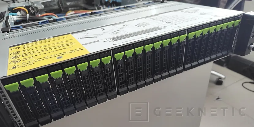 Geeknetic Gigabyte Rack Server R283-Z96-AAE1 19