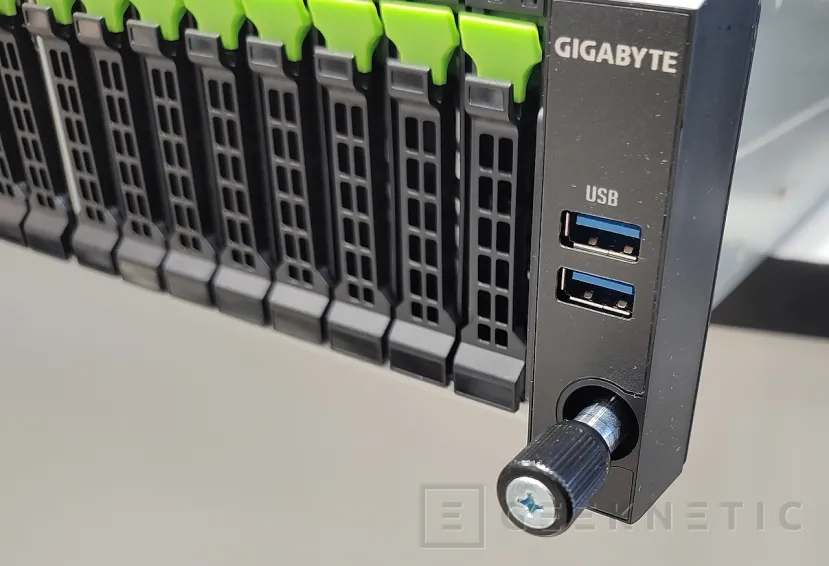 Geeknetic Gigabyte Rack Server R283-Z96-AAE1 3