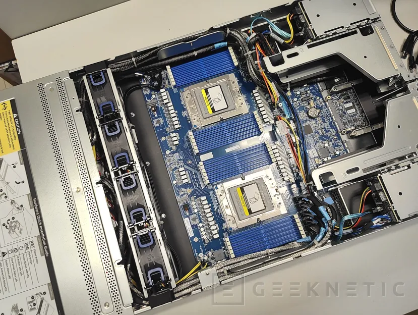 Geeknetic Gigabyte Rack Server R283-Z96-AAE1 5