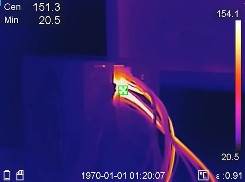 Geeknetic Una mala distribución de corriente en la alimentación de las RTX 5090 FE puede hacer que un único pin alcance 250W y se funda a 140ºC 2