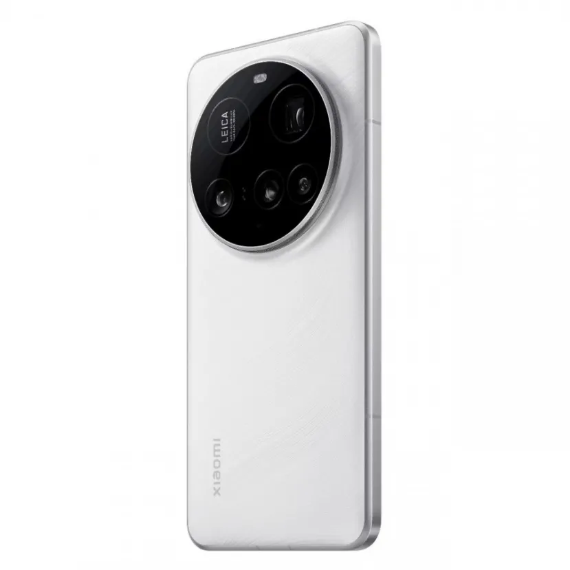 Geeknetic Se ha dejado ver el Xiaomi 15 Ultra en dos colores y con una isla de cámara redonda como en modelos anteriores. 1