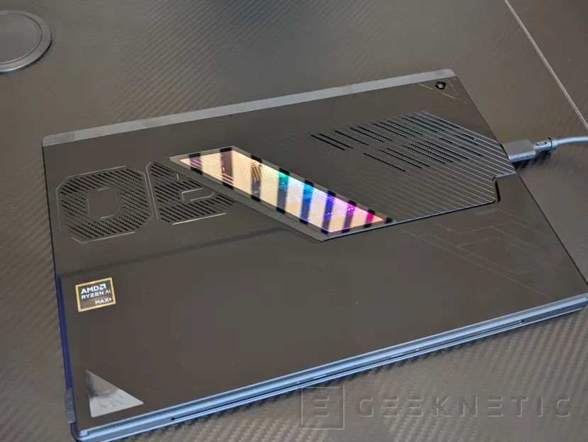 Geeknetic ASUS ROG Flow Z13 2025 Review con AMD Ryzen AI MAX+ 395 4