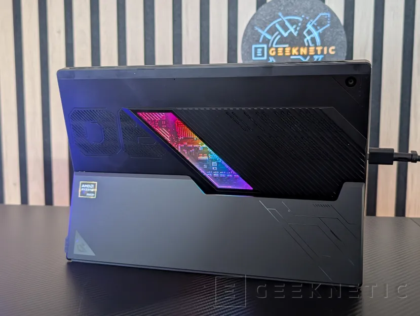 Geeknetic ASUS ROG Flow Z13 2025 Review con AMD Ryzen AI MAX+ 395 3