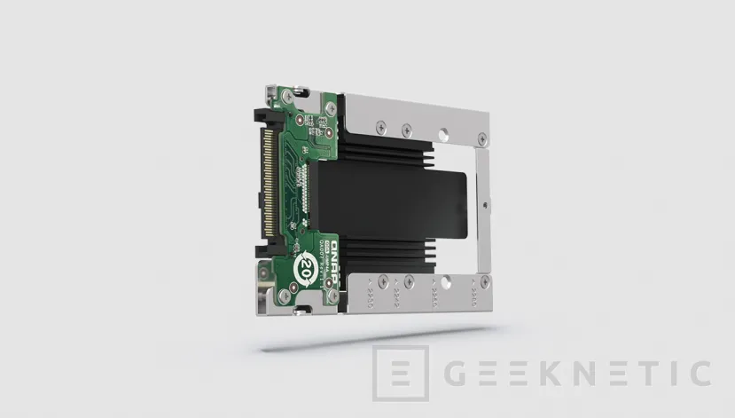 Geeknetic El QNAP QDA-UMP4A es un adaptador que permite convertir puertos U.2 de 2,5&quot; en M.2 NVMe PCIe 1