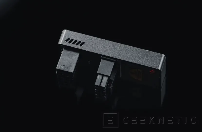Geeknetic Nuevo adaptador en U para conectores de 16 pines con pantalla para monitorización y ventilador incluido 3
