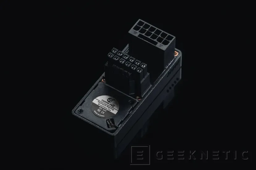 Geeknetic Nuevo adaptador en U para conectores de 16 pines con pantalla para monitorización y ventilador incluido 4