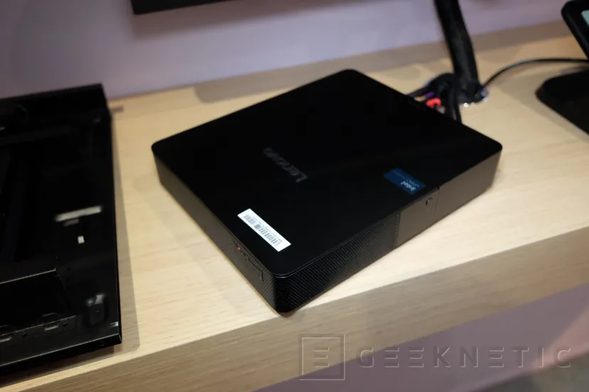 Geeknetic Lenovo nos trae sus soluciones para salas de conferencias compuesto por un kit con MiniPC y pantalla personalizable al estilo de un dock 2