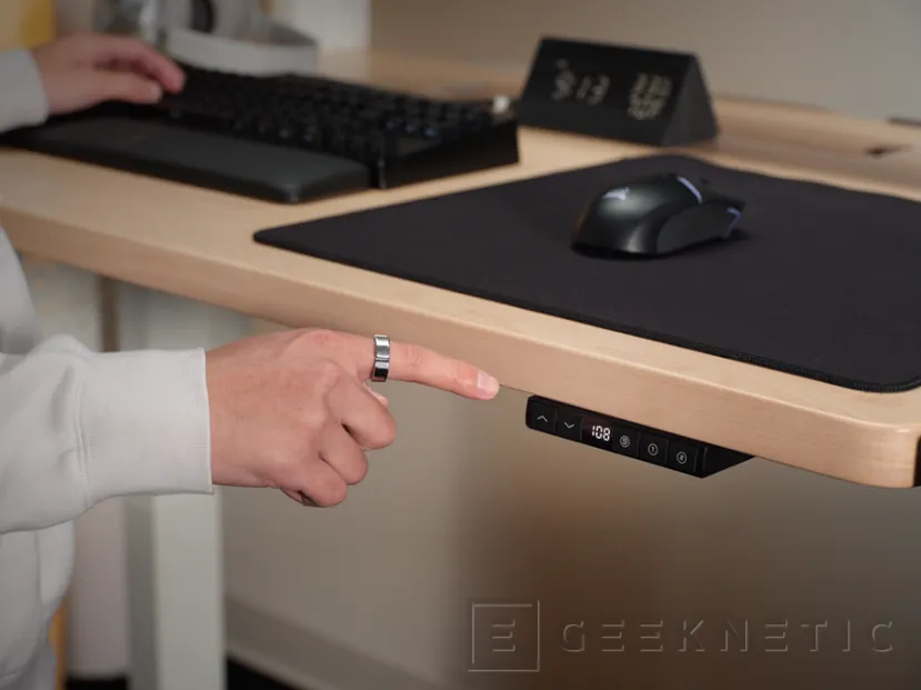 Geeknetic Corsair ha lanzado el nuevo escritorio Platform:4 con opciones de altura fija o elevable y brazo con railes incorporado para monitor y accesorios 3