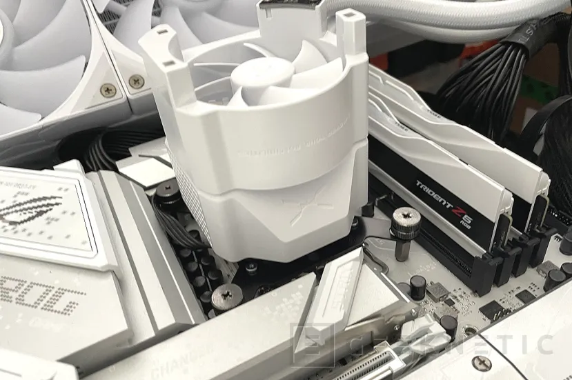 Geeknetic TRYX PANORAMA ARGB 360 White Review 25