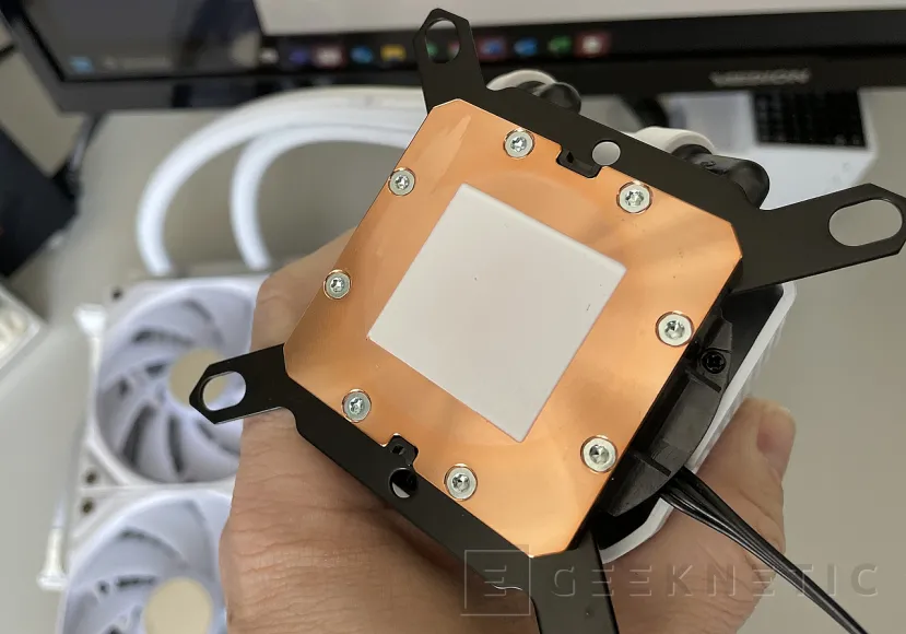 Geeknetic TRYX PANORAMA ARGB 360 White Review 9