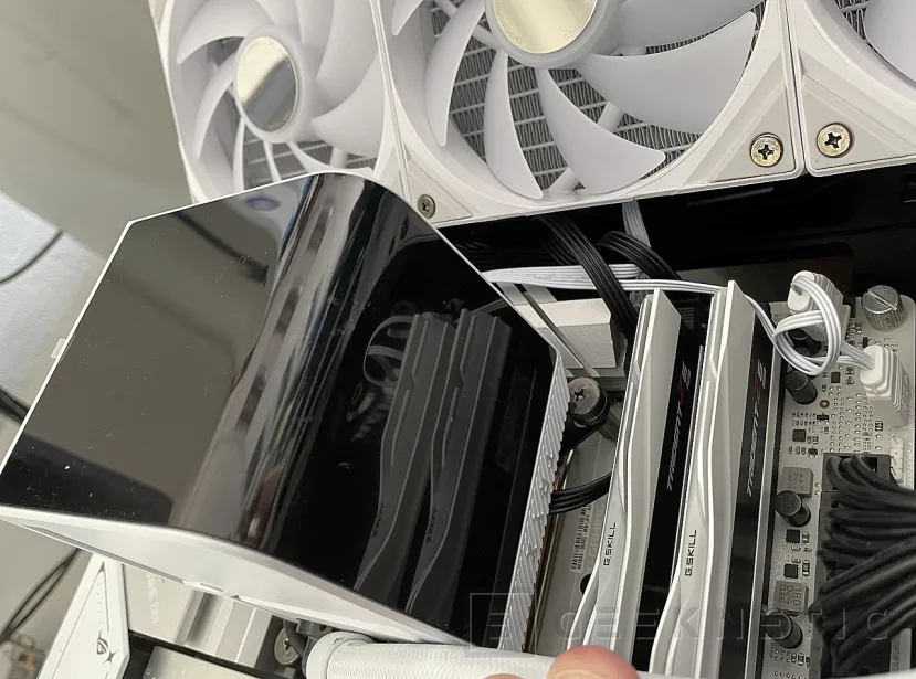 Geeknetic TRYX PANORAMA ARGB 360 White Review 21