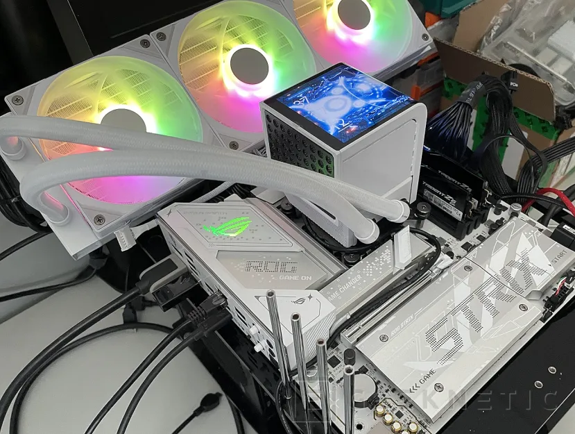 Geeknetic TRYX PANORAMA ARGB 360 White Review 29