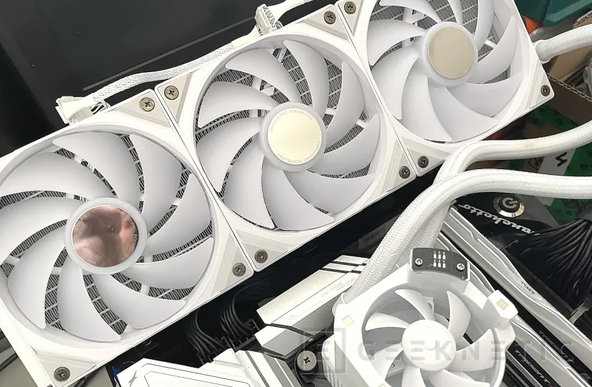 Geeknetic TRYX PANORAMA ARGB 360 White Review 15