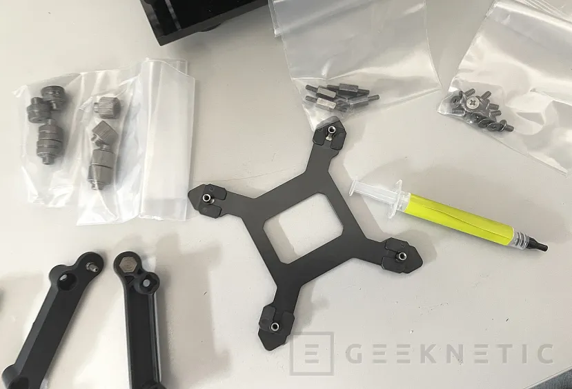 Geeknetic TRYX PANORAMA ARGB 360 White Review 23