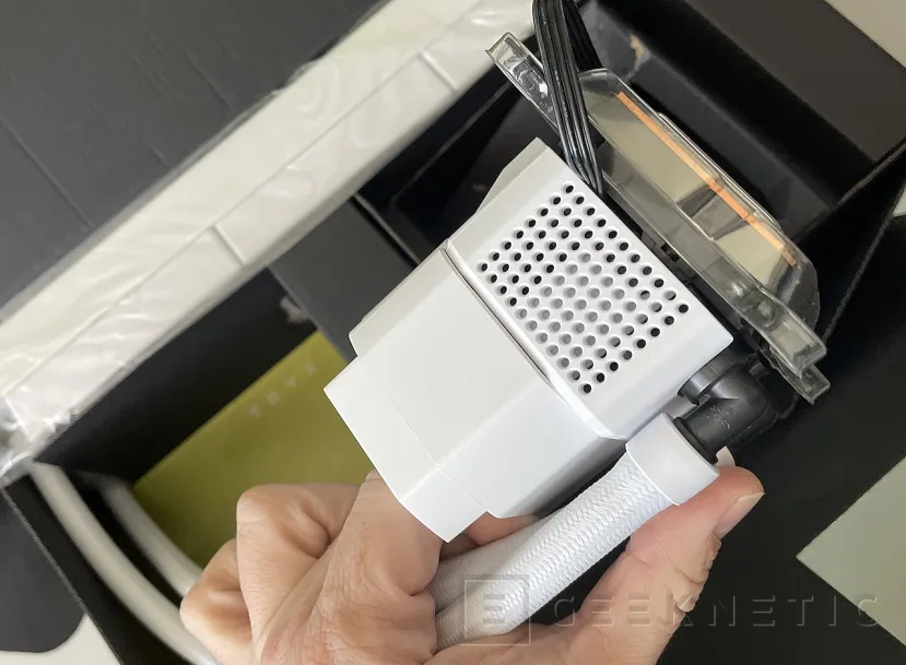 Geeknetic TRYX PANORAMA ARGB 360 White Review 7