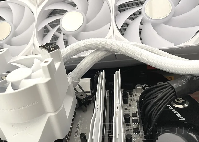 Geeknetic TRYX PANORAMA ARGB 360 White Review 11