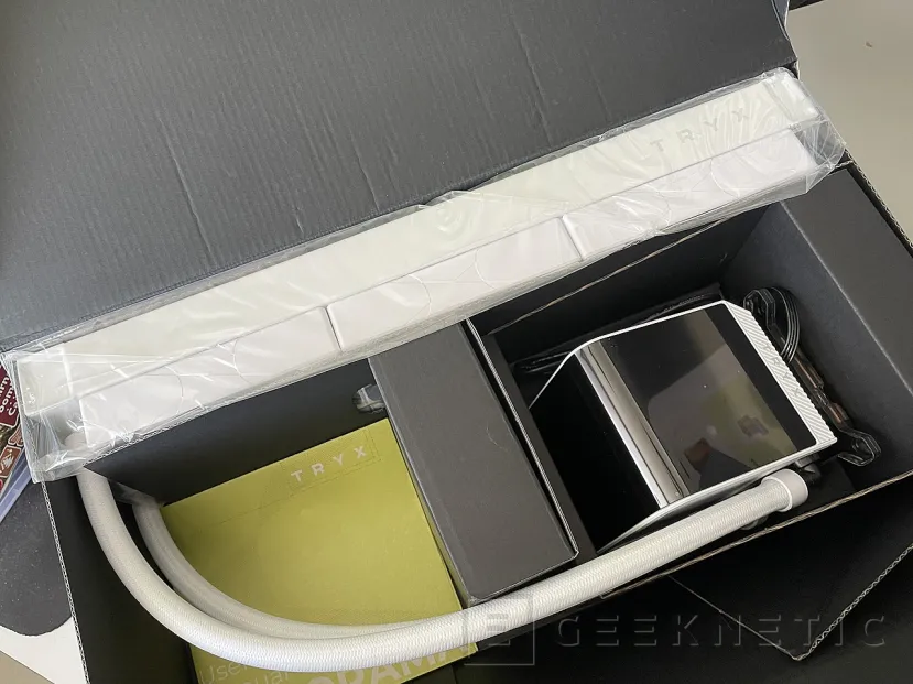 Geeknetic TRYX PANORAMA ARGB 360 White Review 2