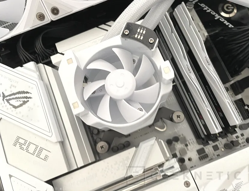 Geeknetic TRYX PANORAMA ARGB 360 White Review 26