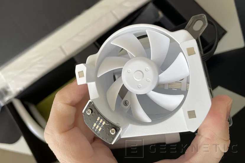 Geeknetic TRYX PANORAMA ARGB 360 White Review 10