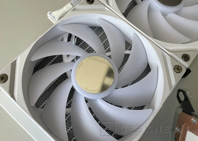 Geeknetic TRYX PANORAMA ARGB 360 White Review 16