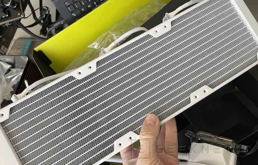 Geeknetic TRYX PANORAMA ARGB 360 White Review 4