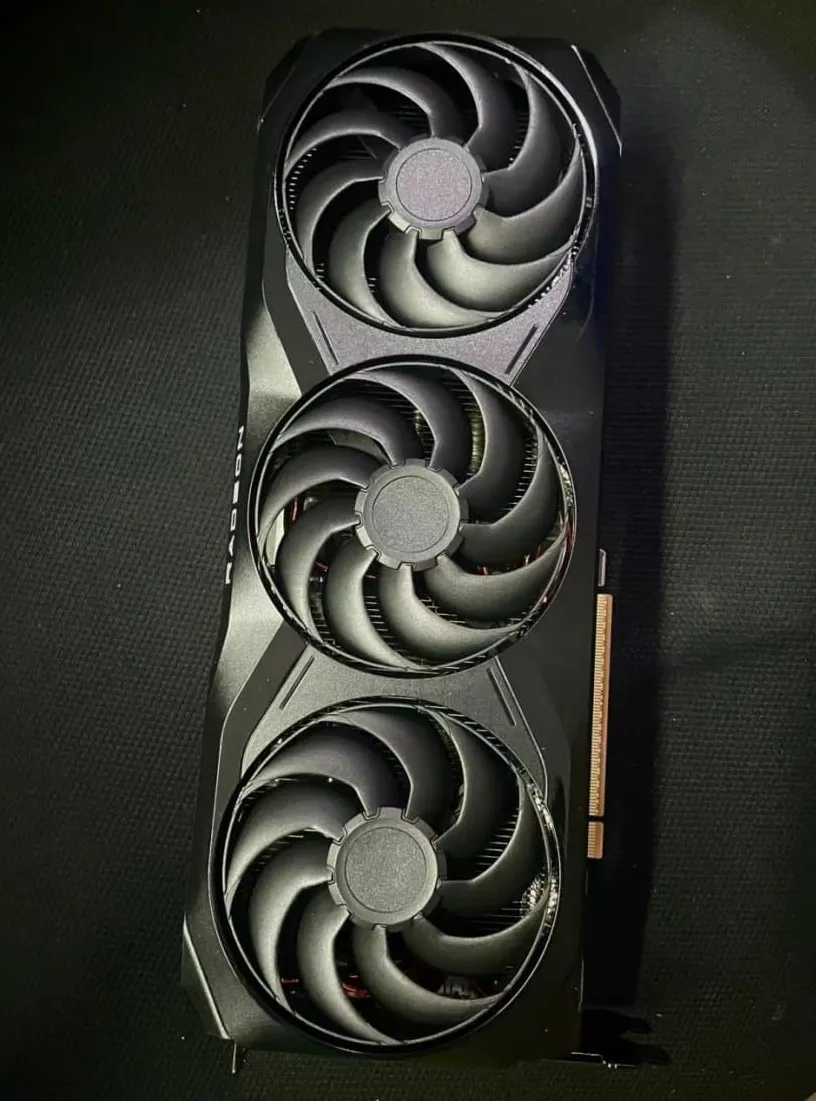 Geeknetic Aparece en China una RX 9070 XT con el diseño de referencia de AMD 1