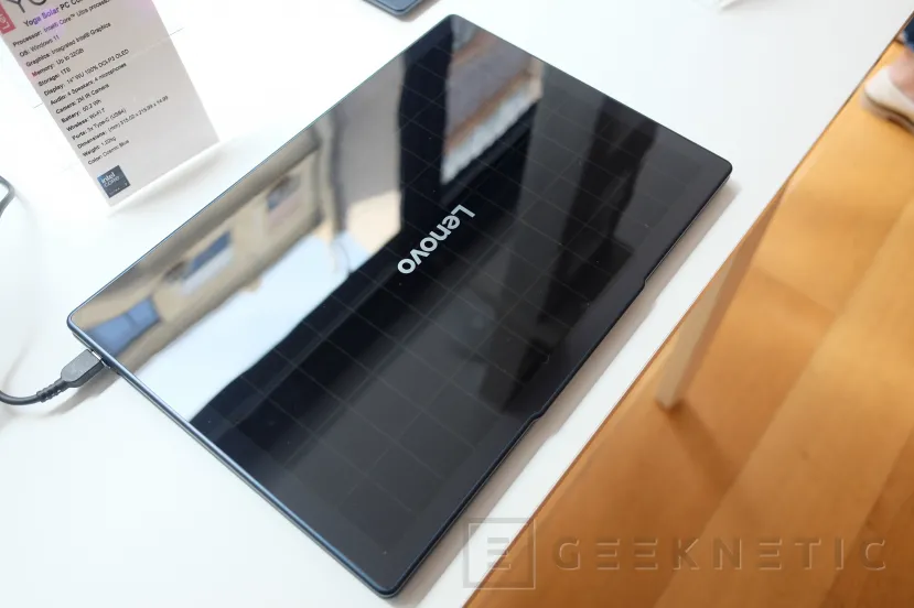 Geeknetic Lenovo ha mostrado su concepto de portátil Yoga con panel solar, hasta 1 hora de vídeo con 20 minutos de sol 1