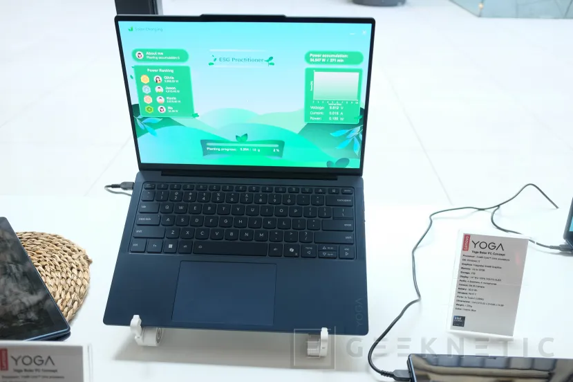 Geeknetic Lenovo ha mostrado su concepto de portátil Yoga con panel solar, hasta 1 hora de vídeo con 20 minutos de sol 2