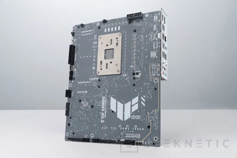 Geeknetic ASUS anuncia su primera placa con chipset B850 para AM5, con conectores ocultos y conector de 600 W para gráficas 2