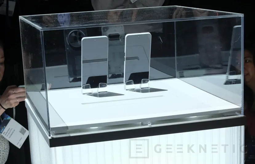 Geeknetic Los Nothing Phone (3a) y su variante Pro se desvelan en el MWC 2025 con el Snapdragon 7s Gen 3 2