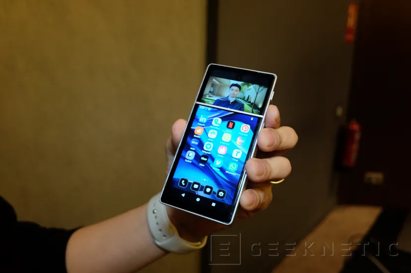 Geeknetic Este smartphone integra un asistente IA personalizado con tus datos y cara 1