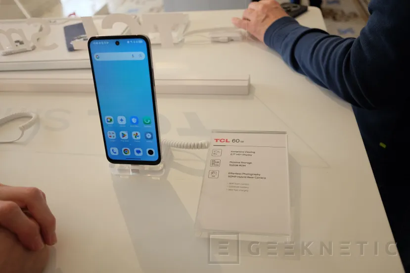 Geeknetic Pantalla NXTPAPER y precios ajustados en los nuevos smartphones TCL 60 Series 6