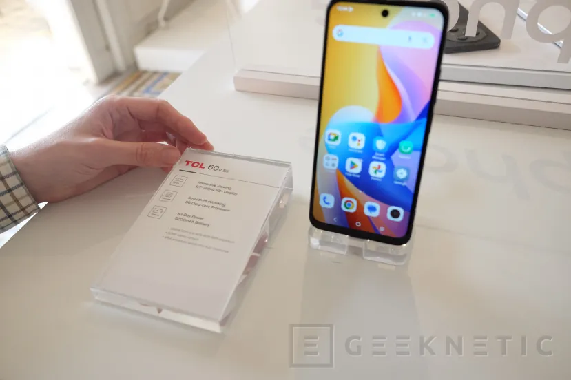 Geeknetic Pantalla NXTPAPER y precios ajustados en los nuevos smartphones TCL 60 Series 4