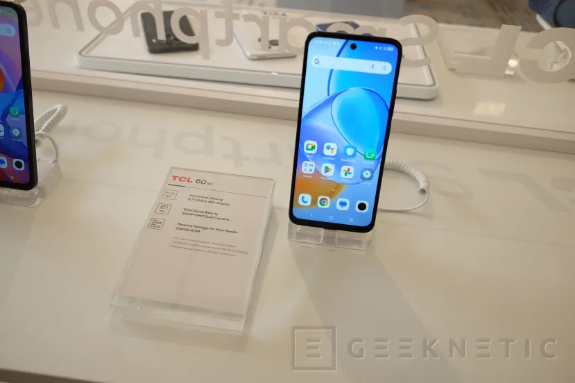 Geeknetic Pantalla NXTPAPER y precios ajustados en los nuevos smartphones TCL 60 Series 5