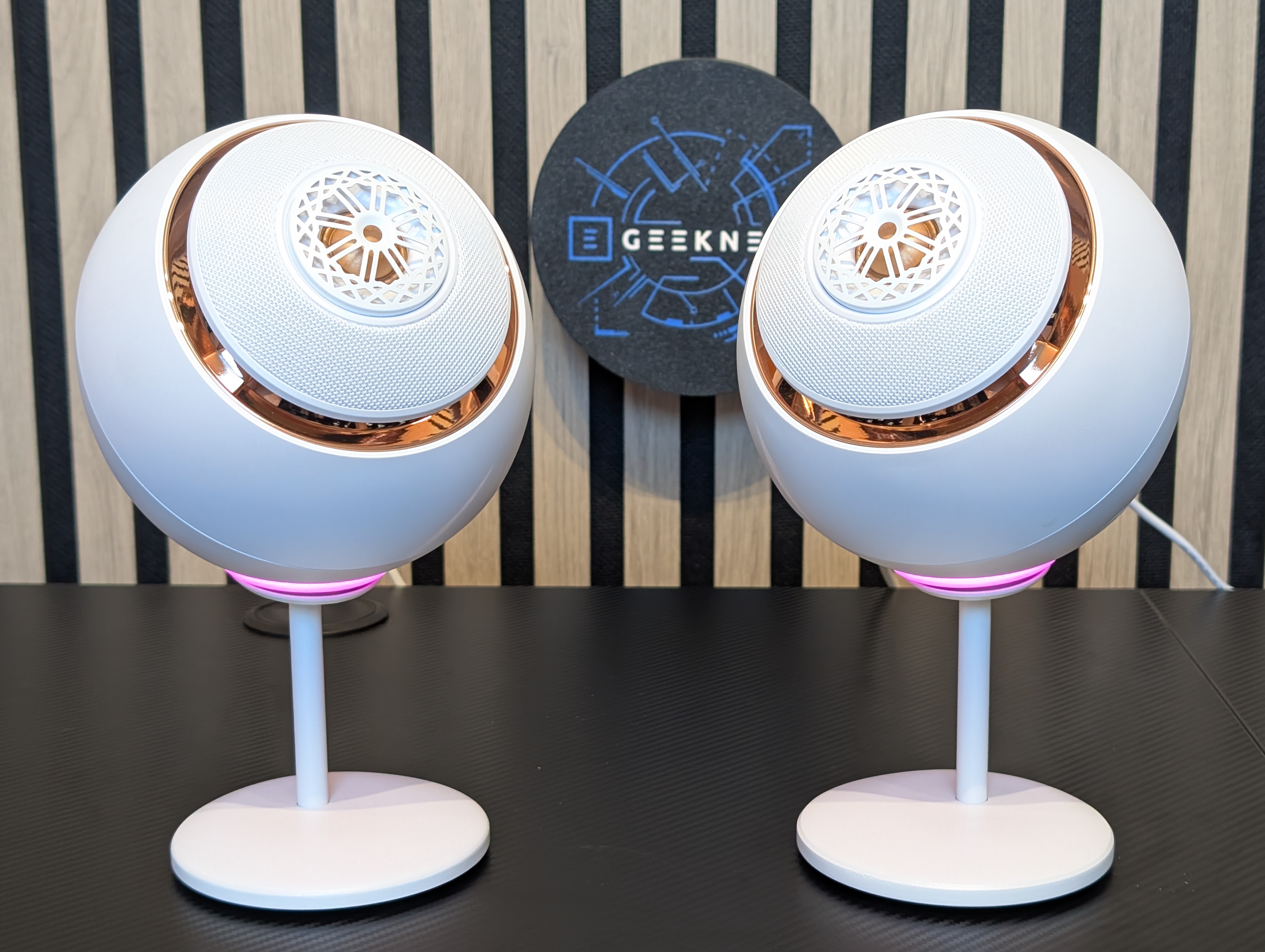 Geeknetic Creative Pebble Nova Review 1