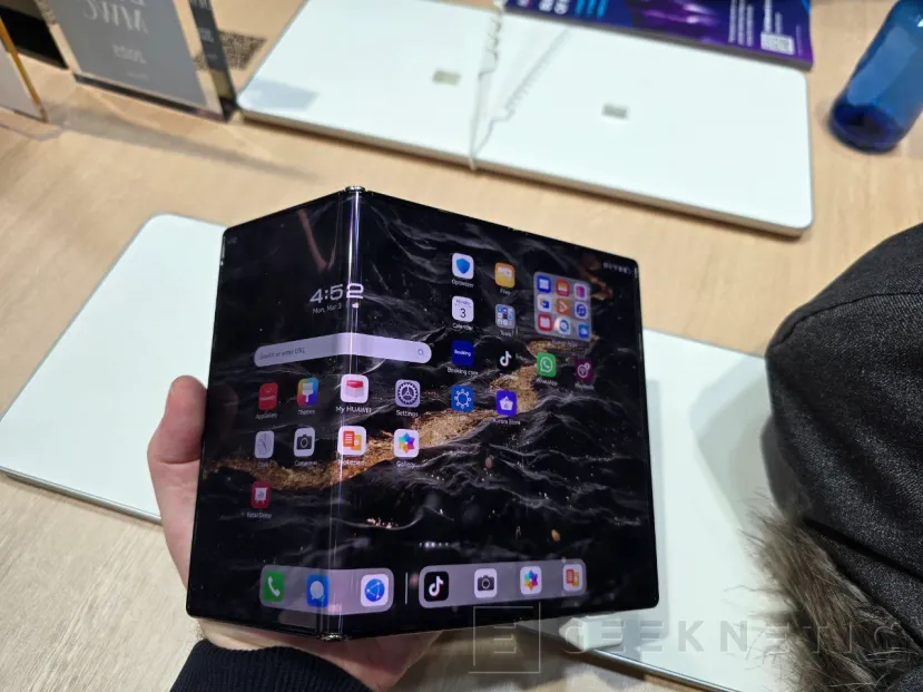 Geeknetic Huawei trae al MWC 2025 su Mate XT Ultimate Design con triple pantalla plegable y 3.500 euros de precio 1